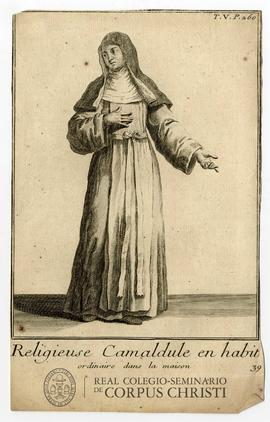 Religieuse camaldule en habit ordinaire dans la maison